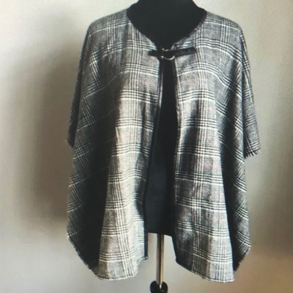 NWT VINCE CAMUTO Grey White Buckle Front Plaid Cape Poncho Jacket Topper